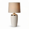 Tafellamp met porseleinen voet en beige stoffen kap 25 x 25 x 40cm